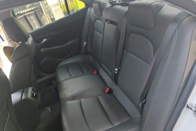 Used Chevrolet Malibu 2017 1.5T Automatic Luxury Edition Interior 4