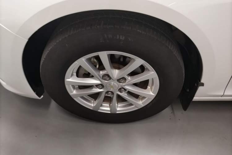 Used Chevrolet Malibu 2017 1.5T Automatic Comfort Edition Left Front Wheel Hub