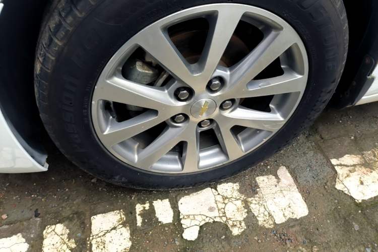 Used Chevrolet Malibu 2017 1.5T Automatic Luxury Edition Left Front Wheel Hub