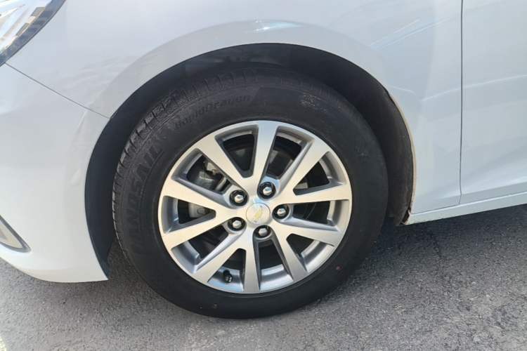 Used Chevrolet Malibu 2017 1.5T Automatic Luxury Edition Left Front Wheel Hub