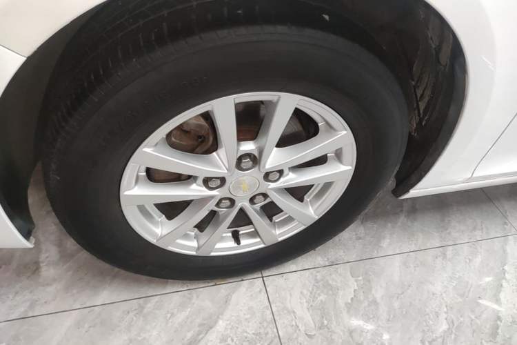 Used Chevrolet Malibu 2017 1.5T Automatic Comfort Edition Left Front Wheel Hub