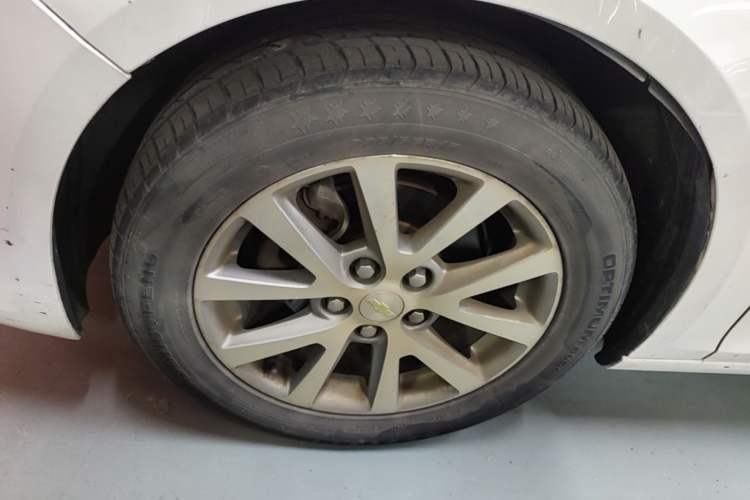 Used Chevrolet Malibu 2017 1.5T Automatic Luxury Edition Left Front Wheel Hub