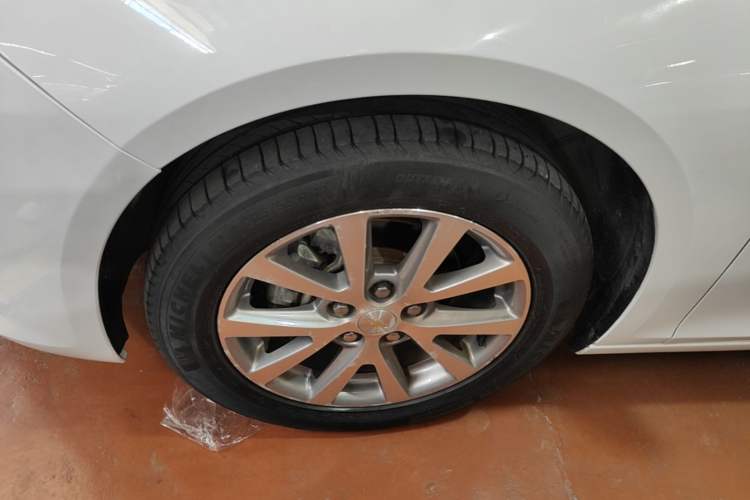 Used Chevrolet Malibu 2017 1.5T Automatic Luxury Edition Left Front Wheel Hub