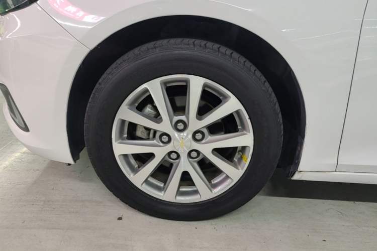 Used Chevrolet Malibu 2017 1.5T Automatic Luxury Edition Left Front Wheel Hub
