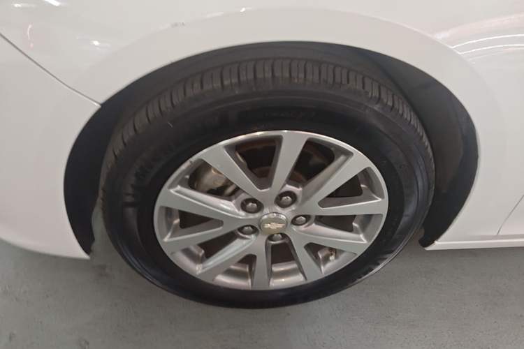Used Chevrolet Malibu 2017 1.5T Automatic Luxury Edition Left Front Wheel Hub