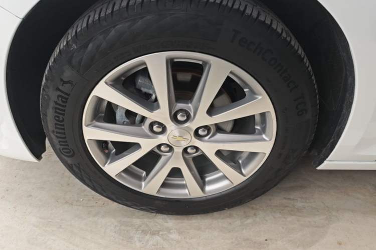 Used Chevrolet Malibu 2017 1.5T Automatic Luxury Edition Left Front Wheel Hub