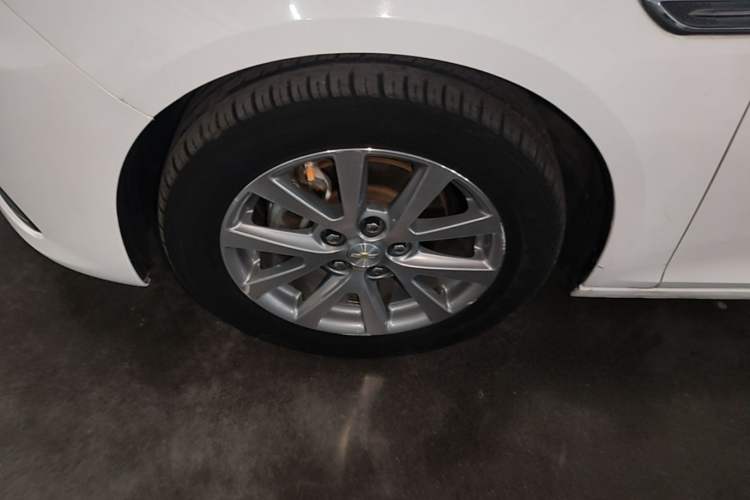 Used Chevrolet Malibu 2017 1.5T Automatic Luxury Edition Left Front Wheel Hub