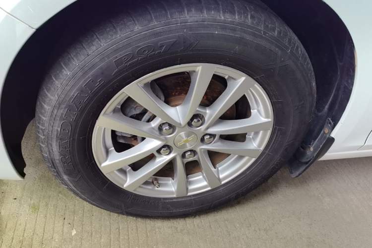 Used Chevrolet Malibu 2017 1.5T Automatic Comfort Edition Left Front Wheel Hub