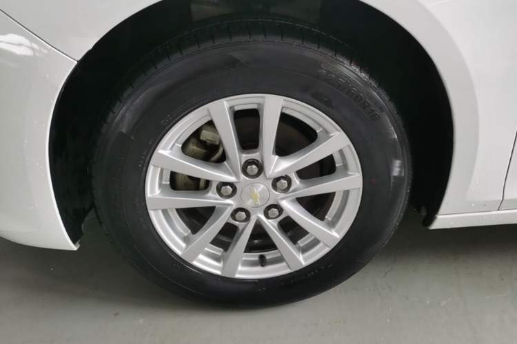 Used Chevrolet Malibu 2017 1.5T Automatic Comfort Edition Left Front Wheel Hub