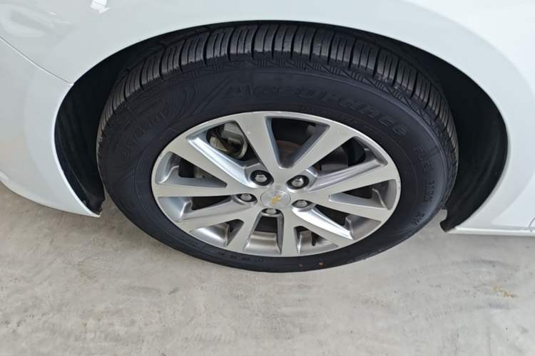 Used Chevrolet Malibu 2017 1.5T Automatic Luxury Edition Left Front Wheel Hub