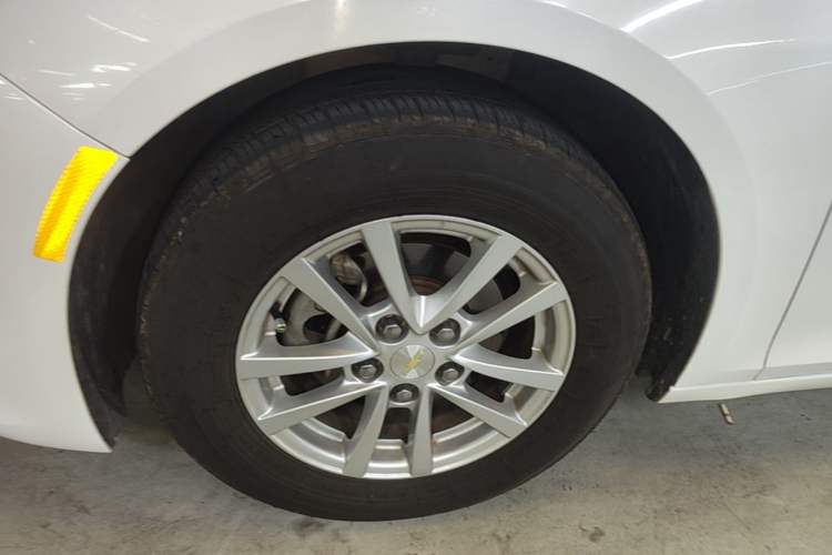 Used Chevrolet Malibu 2017 1.5T Automatic Comfort Edition Left Front Wheel Hub