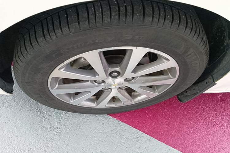 Used Chevrolet Malibu 2017 1.5T Automatic Luxury Edition Left Front Wheel Hub