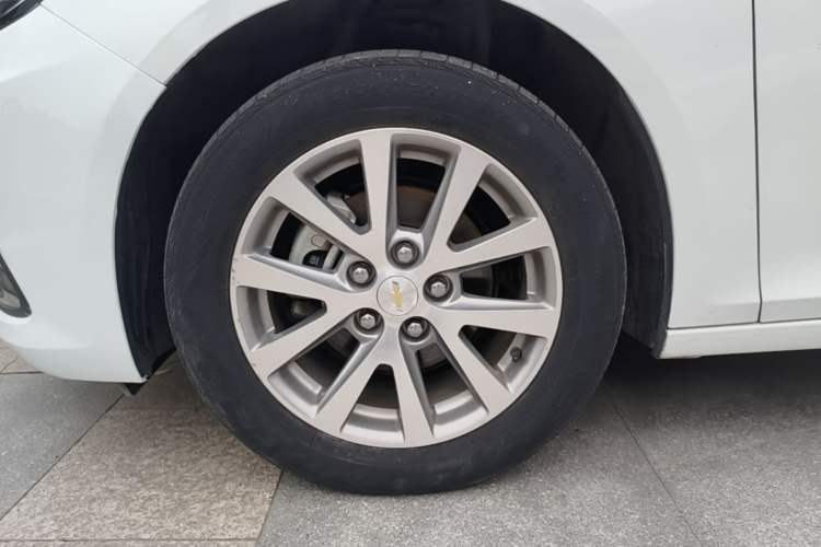 Used Chevrolet Malibu 2017 1.5T Automatic Luxury Edition Left Front Wheel Hub