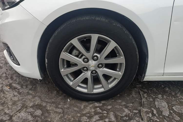 Used Chevrolet Malibu 2017 1.5T Automatic Luxury Edition Left Front Wheel Hub