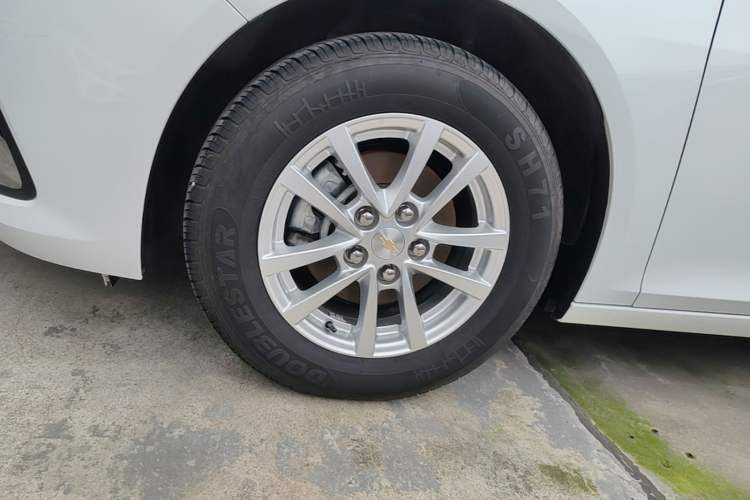 Used Chevrolet Malibu 2017 1.5T Automatic Comfort Edition Left Front Wheel Hub