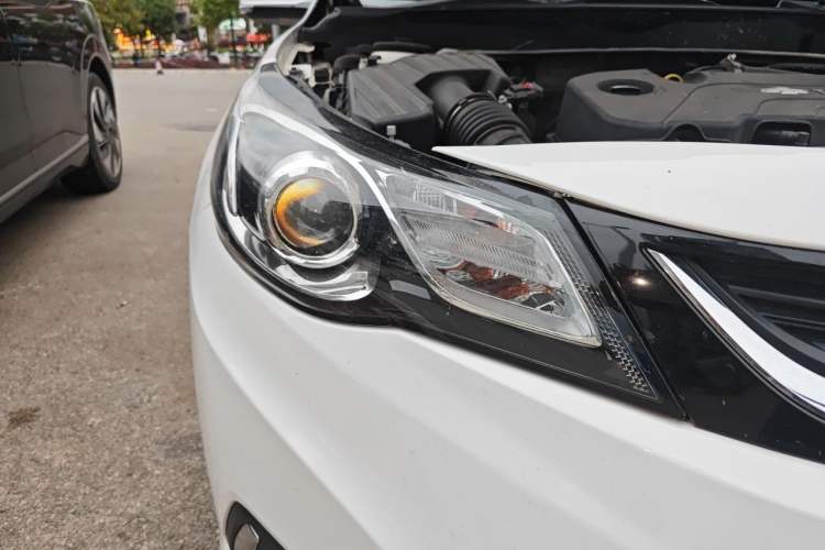 Used Chevrolet Malibu 2017 1.5T Automatic Comfort Edition Right Front Headlight
