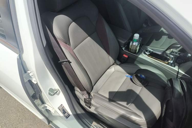 Used Chevrolet Malibu 2017 1.5T Automatic Luxury Edition Right Front Seat