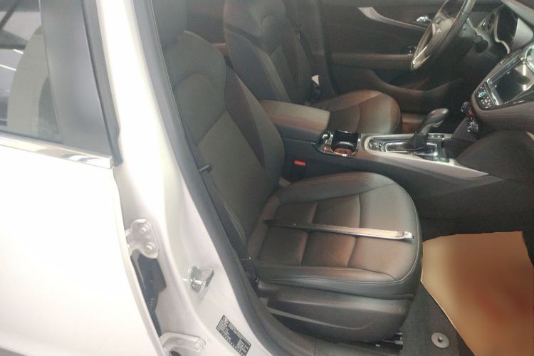 Used Chevrolet Malibu 2017 1.5T Automatic Luxury Edition Right Front Seat
