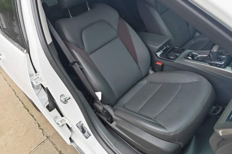 Used Chevrolet Malibu 2017 1.5T Automatic Luxury Edition Right Front Seat