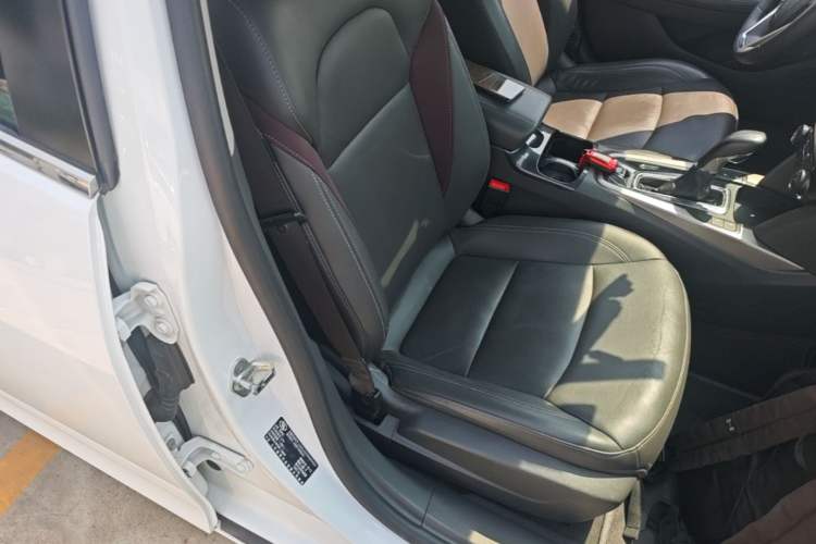 Used Chevrolet Malibu 2017 1.5T Automatic Luxury Edition Right Front Seat