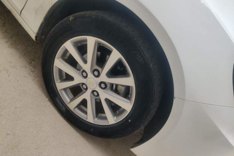 Used Chevrolet Malibu 2017 1.5T Automatic Luxury Edition Right Front Wheel Hub