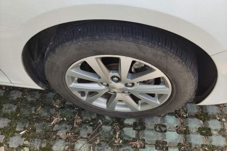 Used Chevrolet Malibu 2017 1.5T Automatic Luxury Edition Right Front Wheel Hub