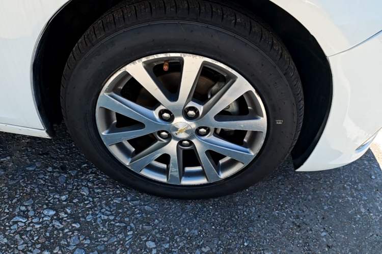 Used Chevrolet Malibu 2017 1.5T Automatic Luxury Edition Right Front Wheel Hub