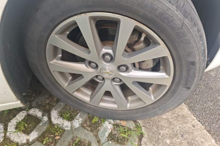 Used Chevrolet Malibu 2017 1.5T Automatic Luxury Edition Right Front Wheel Hub