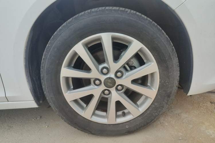 Used Chevrolet Malibu 2017 1.5T Automatic Luxury Edition Right Front Wheel Hub