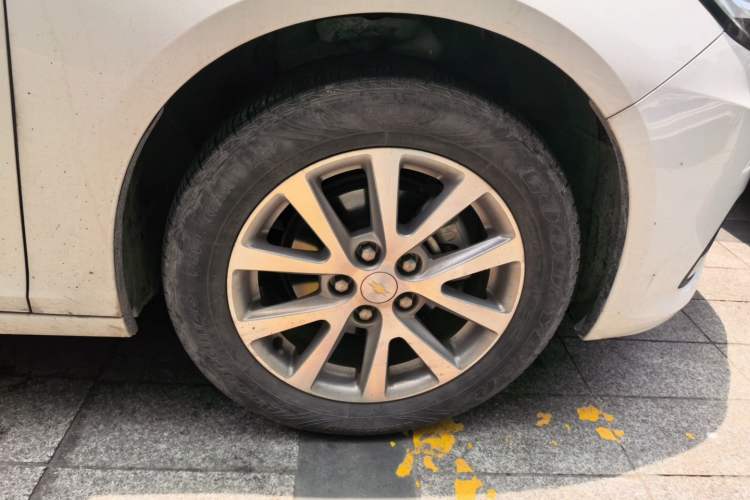 Used Chevrolet Malibu 2017 1.5T Automatic Luxury Edition Right Front Wheel Hub