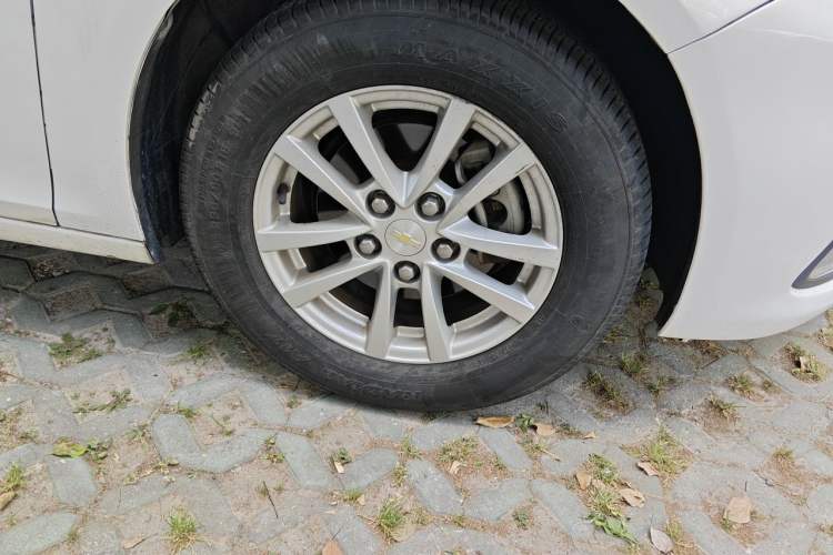 Used Chevrolet Malibu 2017 1.5T Automatic Comfort Edition Right Front Wheel Hub