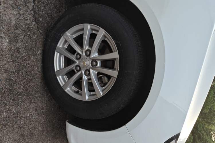 Used Chevrolet Malibu 2017 1.5T Automatic Comfort Edition Right Front Wheel Hub