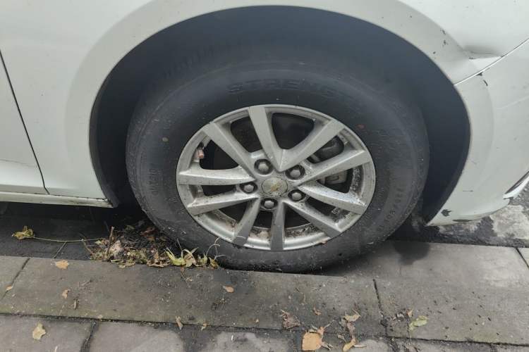 Used Chevrolet Malibu 2017 1.5T Automatic Comfort Edition Right Front Wheel Hub