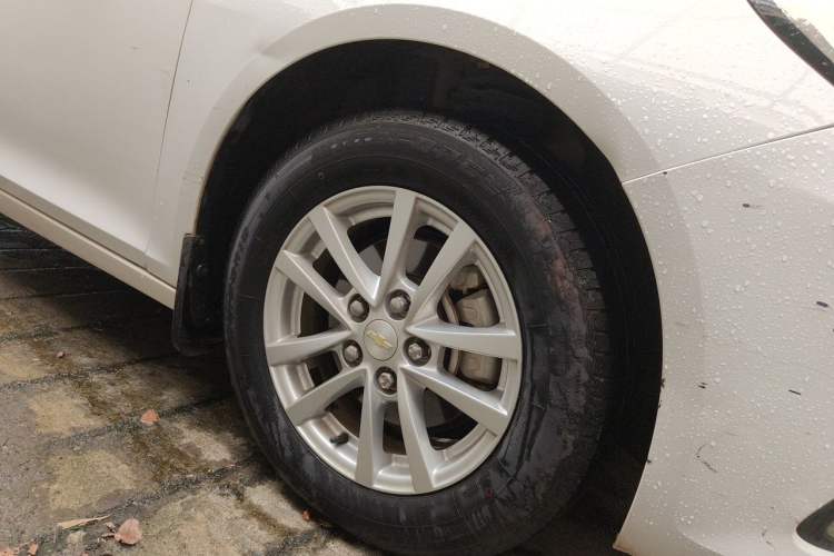 Used Chevrolet Malibu 2017 1.5T Automatic Comfort Edition Right Front Wheel Hub