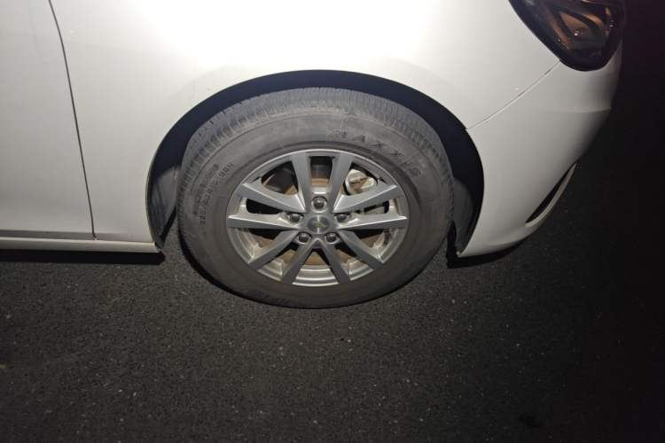 Used Chevrolet Malibu 2017 1.5T Automatic Comfort Edition Right Front Wheel Hub