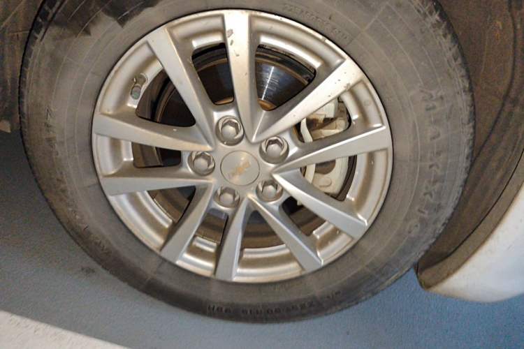 Used Chevrolet Malibu 2017 1.5T Automatic Comfort Edition Right Front Wheel Hub