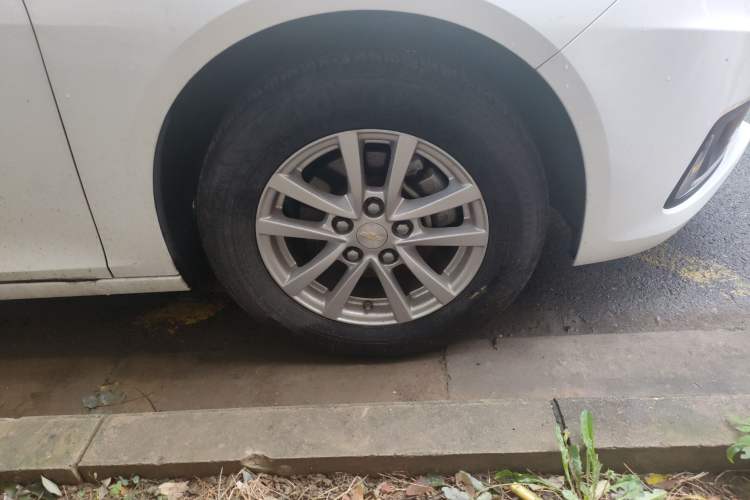 Used Chevrolet Malibu 2017 1.5T Automatic Comfort Edition Right Front Wheel Hub