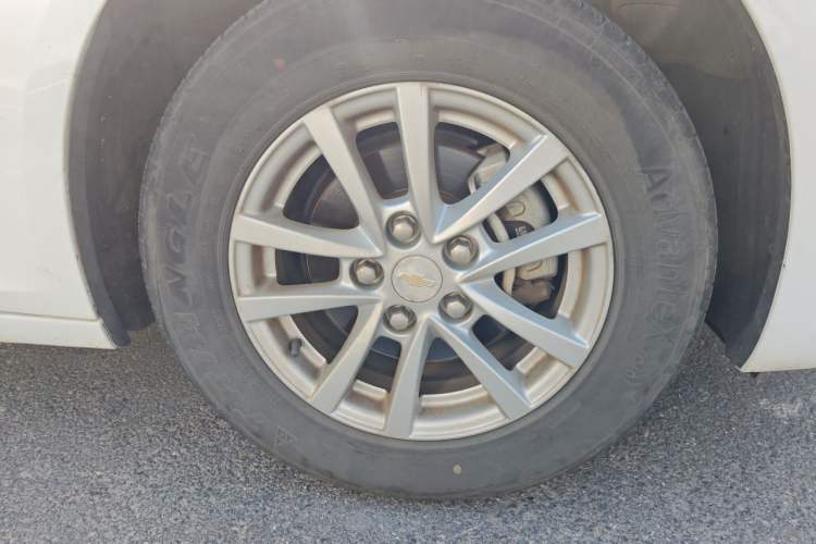 Used Chevrolet Malibu 2017 1.5T Automatic Comfort Edition Right Front Wheel Hub