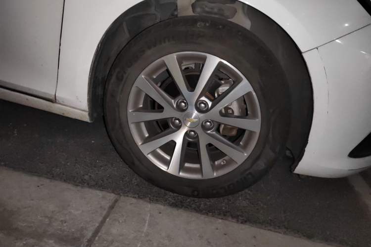 Used Chevrolet Malibu 2017 1.5T Automatic Luxury Edition Right Front Wheel Hub