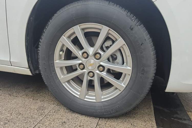 Used Chevrolet Malibu 2017 1.5T Automatic Comfort Edition Right Front Wheel Hub