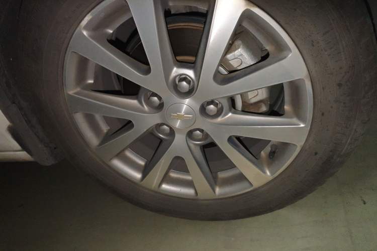Used Chevrolet Malibu 2017 1.5T Automatic Luxury Edition Right Front Wheel Hub