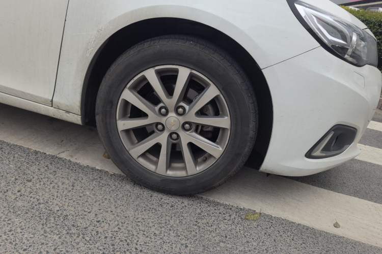 Used Chevrolet Malibu 2017 1.5T Automatic Luxury Edition Right Front Wheel Hub