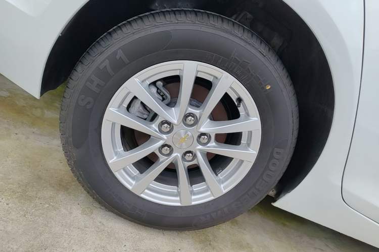 Used Chevrolet Malibu 2017 1.5T Automatic Comfort Edition Right Rear Wheel Hub