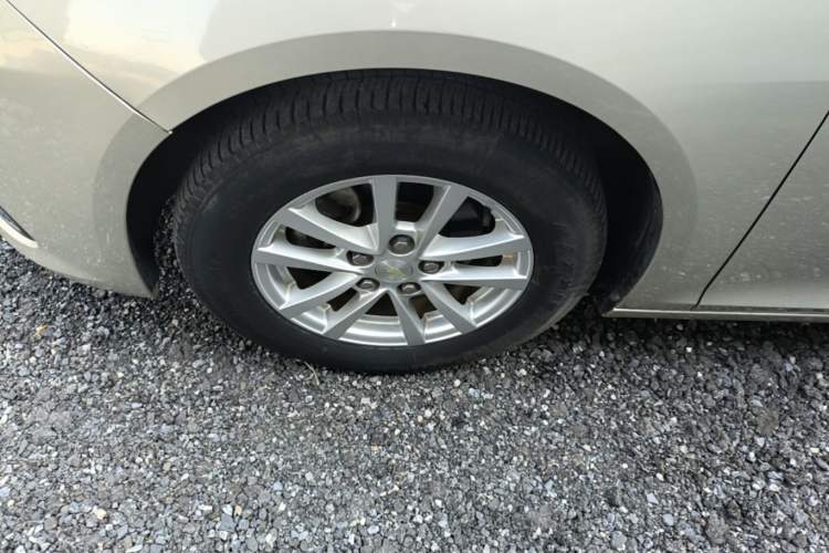 Used Chevrolet Malibu 2017 1.5T Automatic Comfort Edition Left Front Wheel Hub