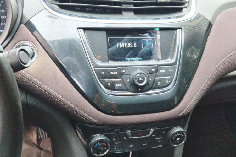 Used Chevrolet Malibu 2018 530T Automatic Fashion Edition Audio And AC Panel
