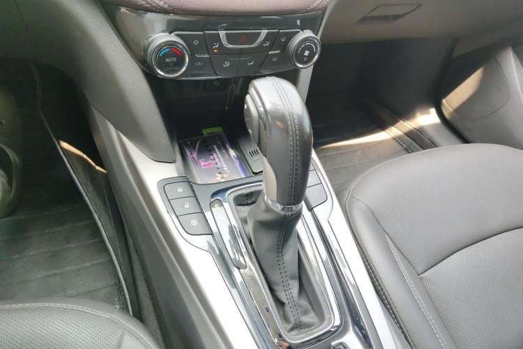 Used Chevrolet Malibu 2018 530T Automatic Fashion Edition Gear Lever