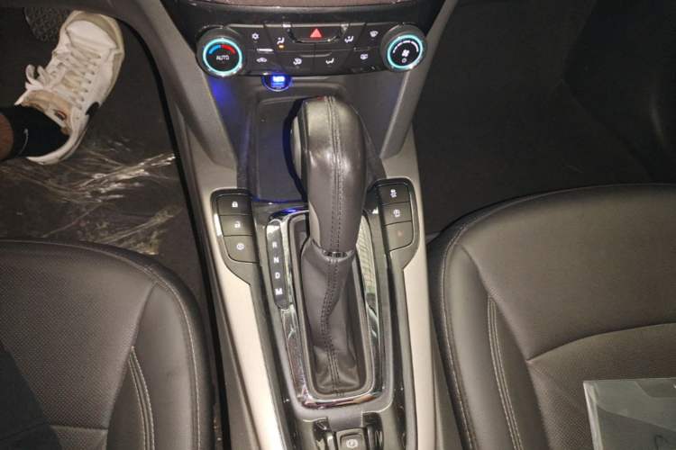 Used Chevrolet Malibu 2018 530T Automatic Fashion Edition Gear Lever