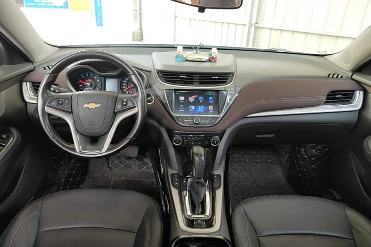 Used Chevrolet Malibu 2018 530T Automatic Luxury Edition Center Console