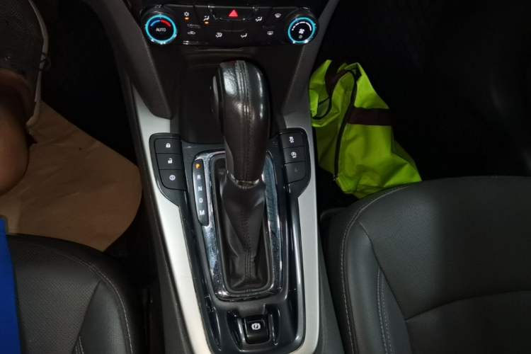 Used Chevrolet Malibu 2018 530T Automatic Fashion Edition Gear Lever