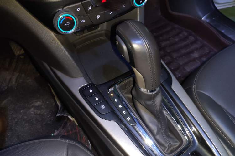 Used Chevrolet Malibu 2018 530T Automatic Fashion Edition Gear Lever